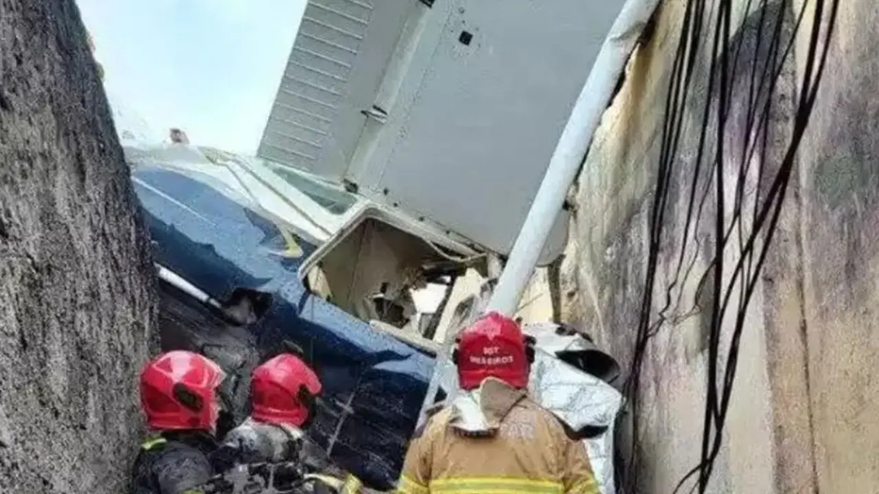 Queda de avião sobre casas em Belo Horizonte mata piloto de 60 anos