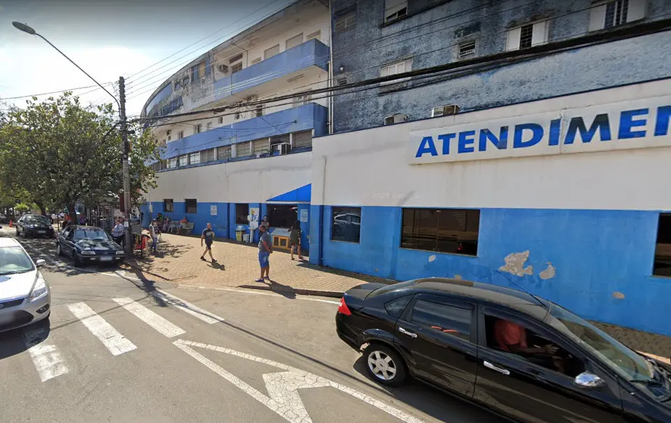 segurança danifica carro de homem