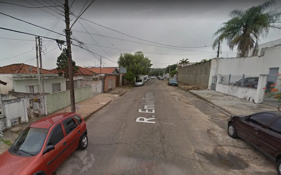 Idoso tem carro roubado
