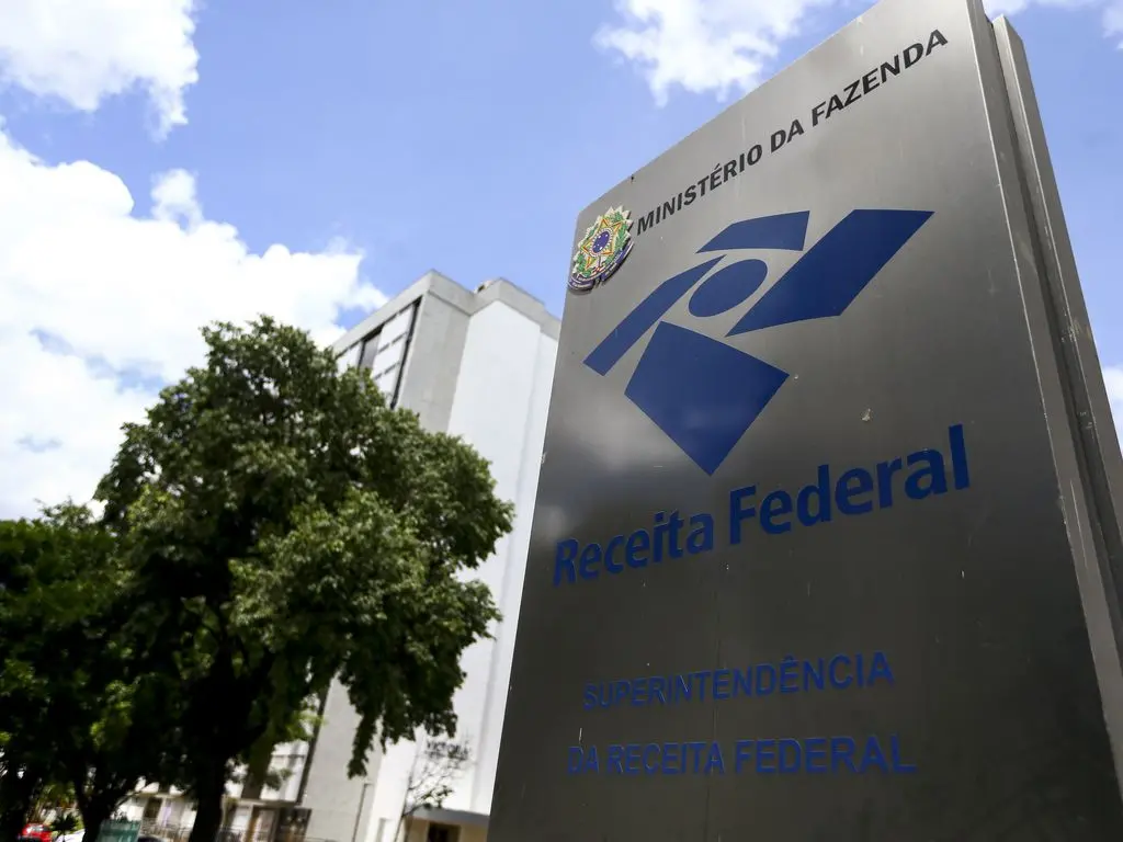 prédio totem receita federal imposto de renda ir 2023 céu azul árvore ministério da fazenda