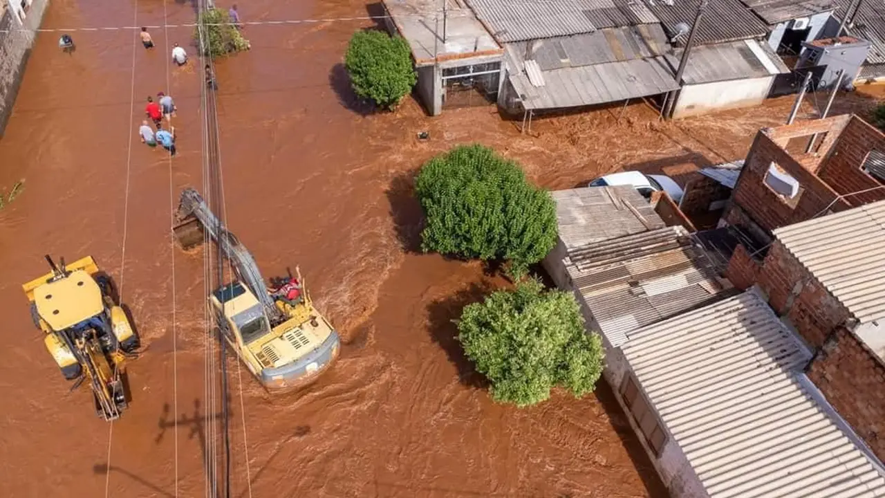 Retroescavadeiras resgatam famílias de Bandeirantes (PR) após alagamento