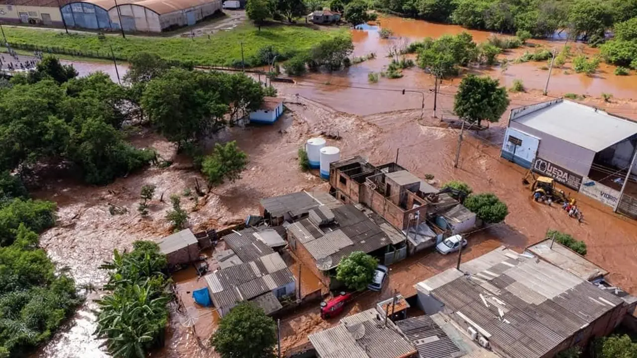 Retroescavadeiras resgatam famílias de Bandeirantes (PR) após alagamento