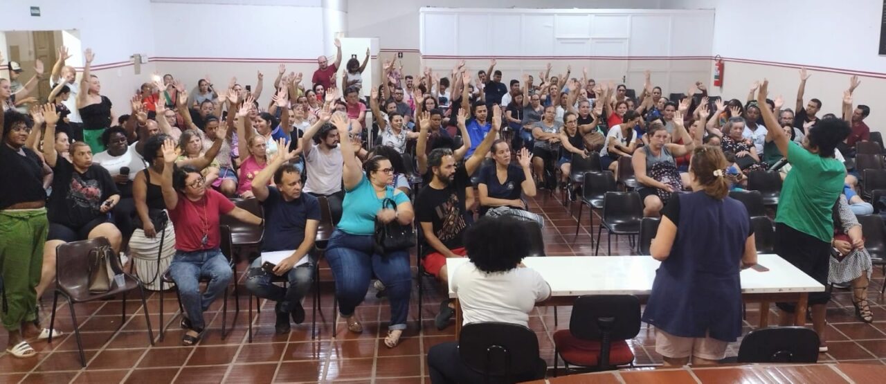 Servidores rejeitam proposta e mantém estado de greve, em Limeira