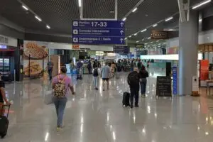Uso de máscara em avião e aeroporto deixa de ser obrigatório no país