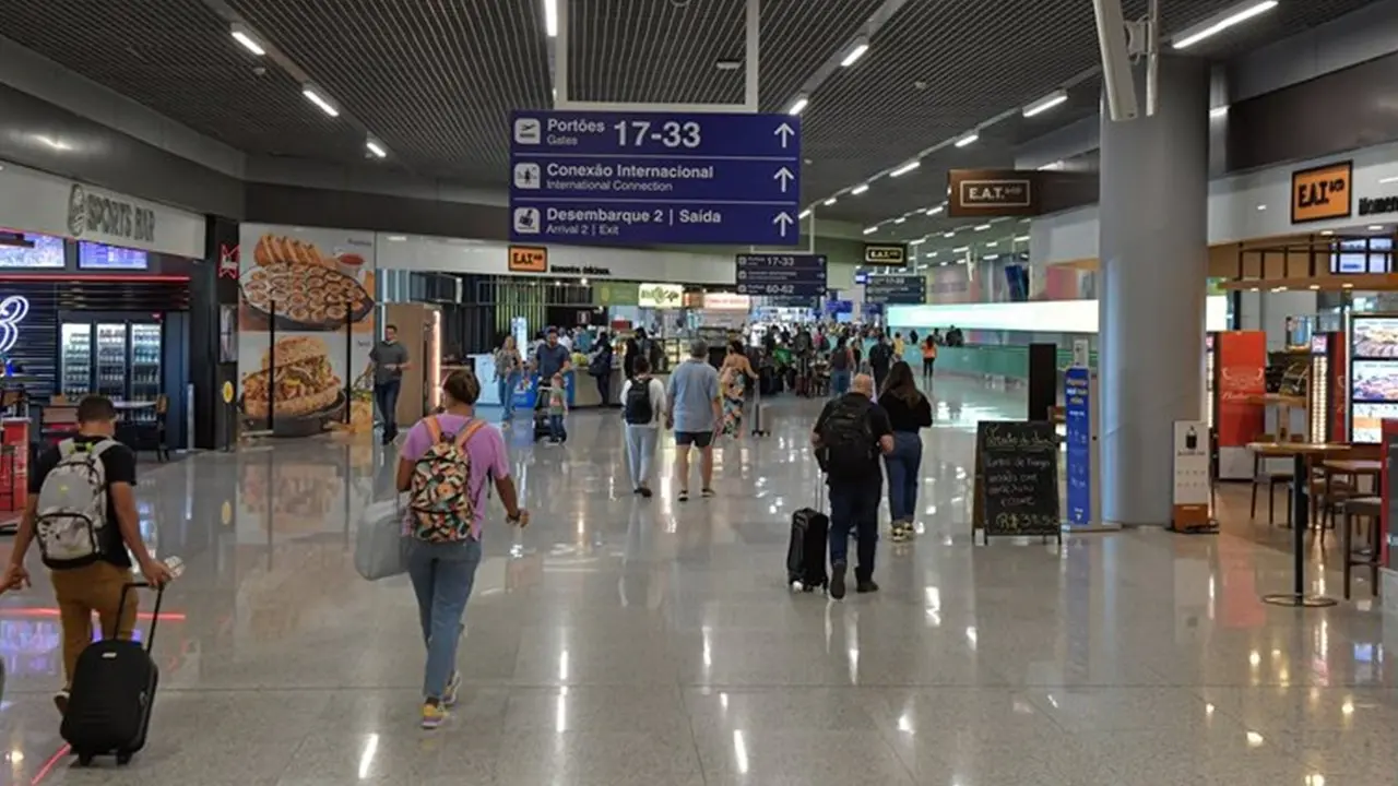Uso de máscara em avião e aeroporto deixa de ser obrigatório no país