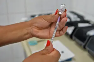 Vacina bivalente estará disponível a partir desta terça (21) para gestantes e puérperas