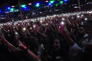 milhares de pessoas reunidas na arena do Limeira Rodeo Music