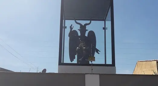 A figura de dois metros de uma entidade da quimbanda, de religião de matriz africana, rendeu 10 milhões de visualizações no Twitter após post de vizinho