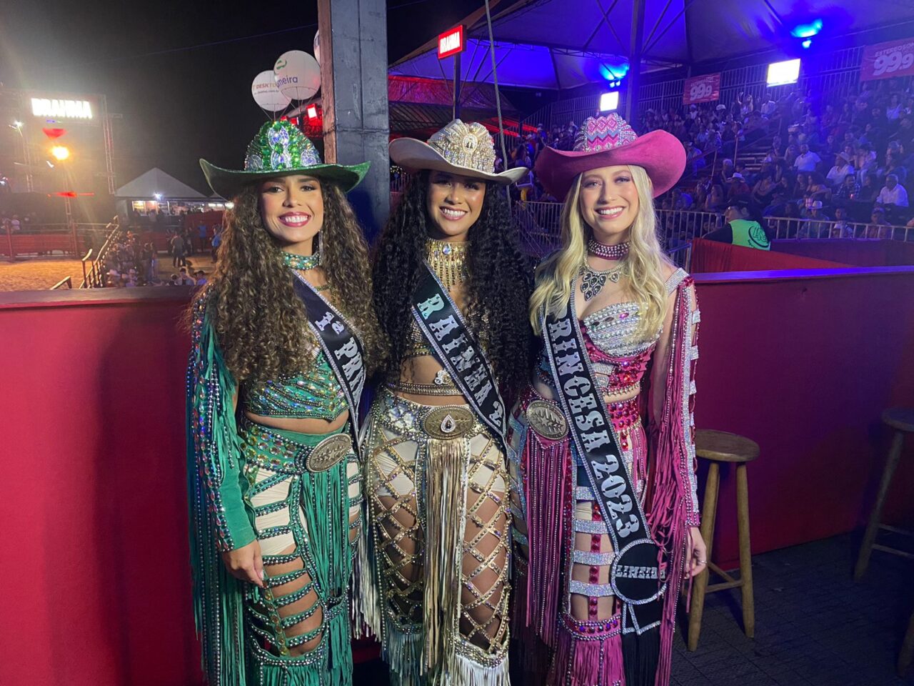 rainha e princesas do rodeo chegam ao evento