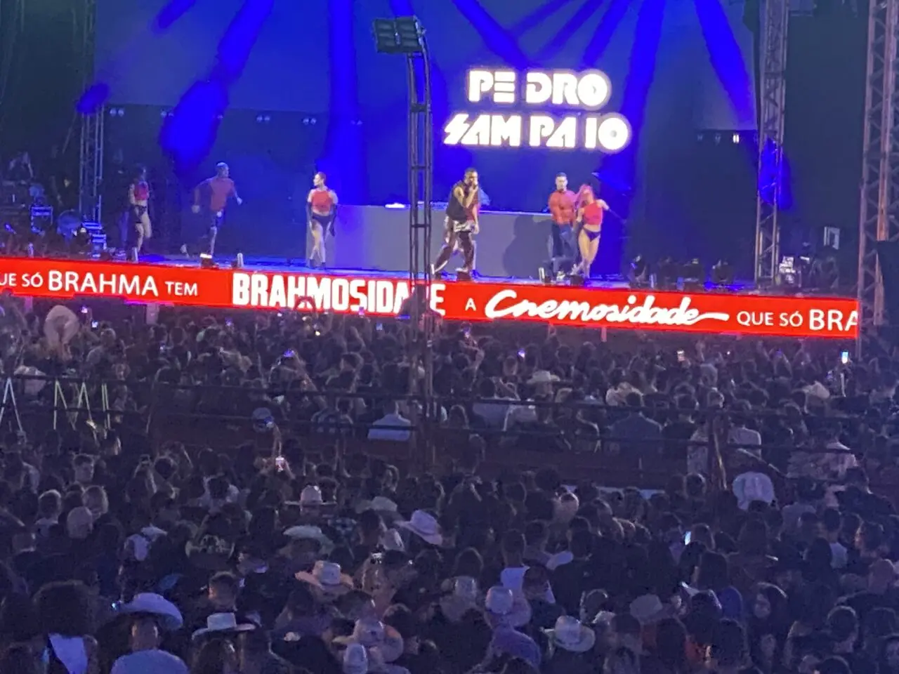Público varou a madrugada com show de pedro sampaio