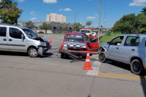 acidente marginal tatu veículos batida carros
