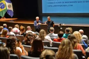 o prefeito anunciou que será disponibilizado para todas as escolas um aplicativo que poderá ser acionado pelos gestores das unidades de ensino em eventuais ocorrências. Se o aplicativo for acionado, a central de operações da GCM será informada em tempo real e pela localização do GPS o atendimentos pelas forças de segurança será imediato.