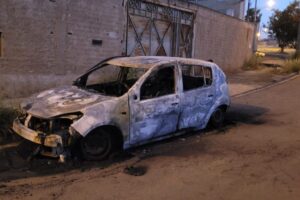 Carro pega fogo e assusta moradores do Porto Real 4, em Limeira