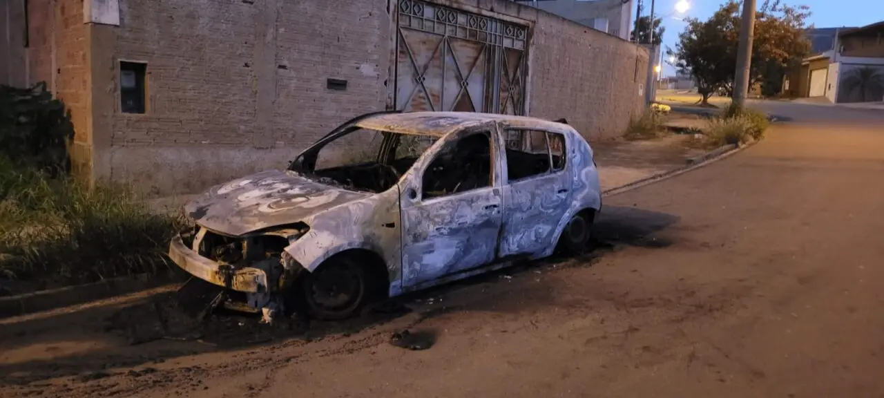 Carro pega fogo e assusta moradores do Porto Real 4, em Limeira