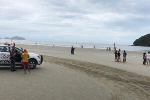 naufrágio feriado praia areia areia polícia resgate
