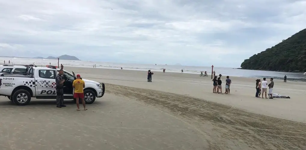 naufrágio feriado praia areia areia polícia resgate