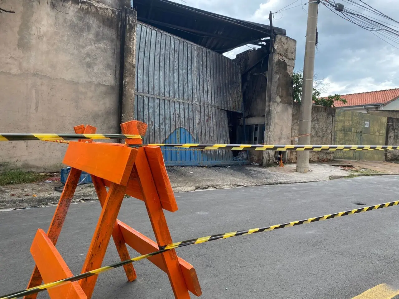 Empresa fica destruída após incêndio no Jardim Elite