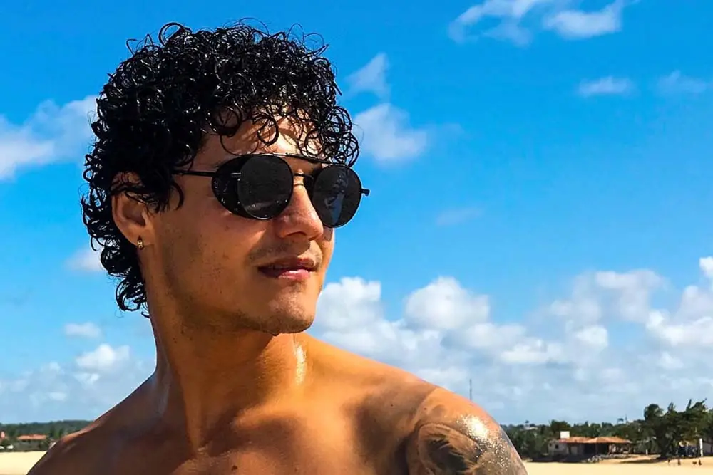 Influenciador de 27 anos morre após reação alérgica a bolinho de camarão