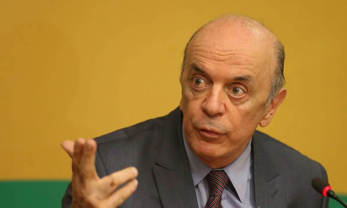 José Serra é internado para realizar cirurgia na coluna