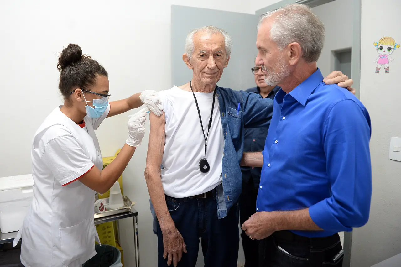 Em Limeira, a vacinação acontece em 17 pontos, de segunda a sexta-feira, das 8h às 12h e das 13h às 16h. É necessário apresentar documento com foto, Carteira de Vacinação e Cartão SUS. Os locais de vacinação podem ser conferidos no site da prefeitura
