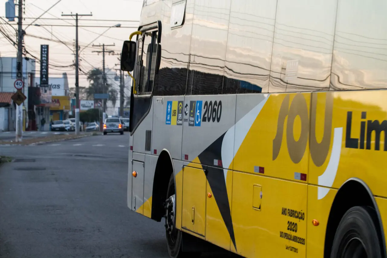 Mulher procura ajuda depois de ser observada dentro de ônibus