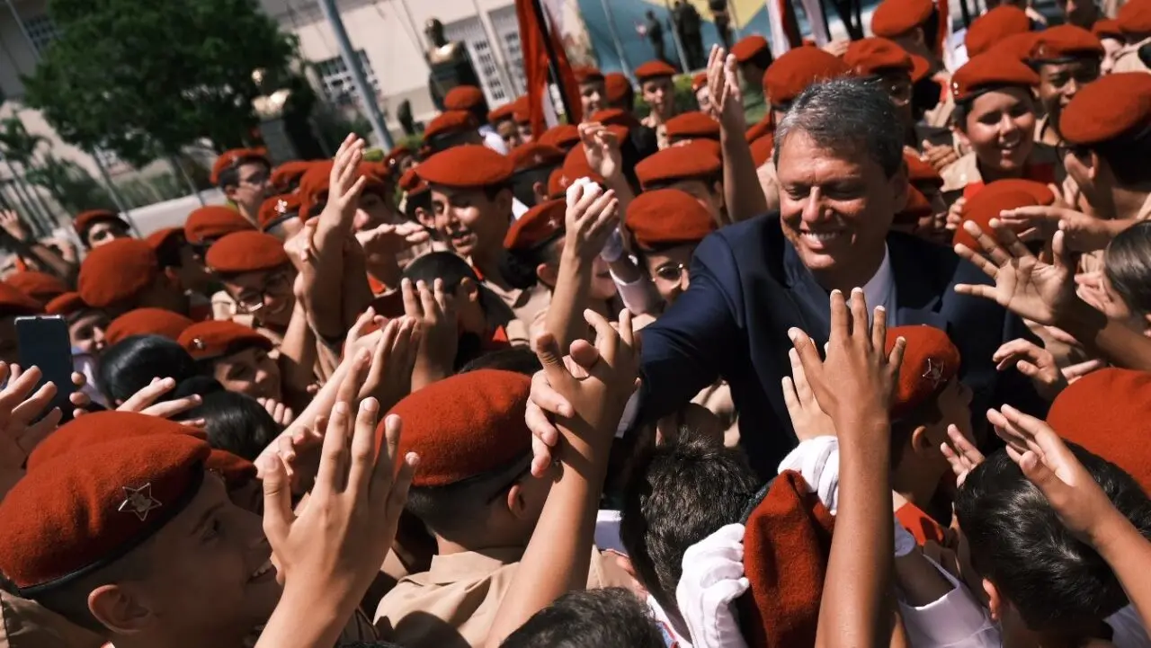 Tarcísio equilibra papéis