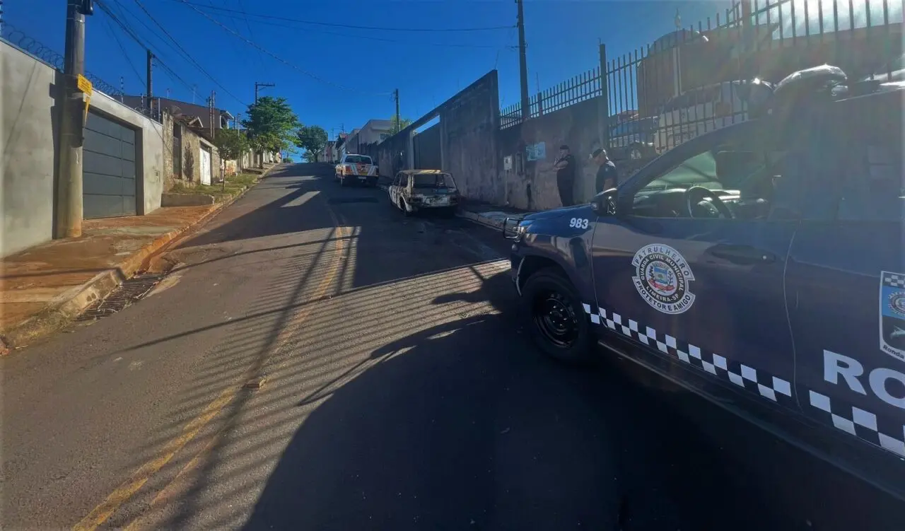 A Prefeitura de Limeira realizou nesta semana uma nova força-tarefa para identificar veículos sem condições de rodagem e abandonados em vias públicas. A ação é realizada pela Guarda Civil Municipal (GCM), Polícia Militar e Agentes de Trânsito. Nesta operação, realizada em diferentes bairros da cidade, 23 veículos foram fiscalizados.