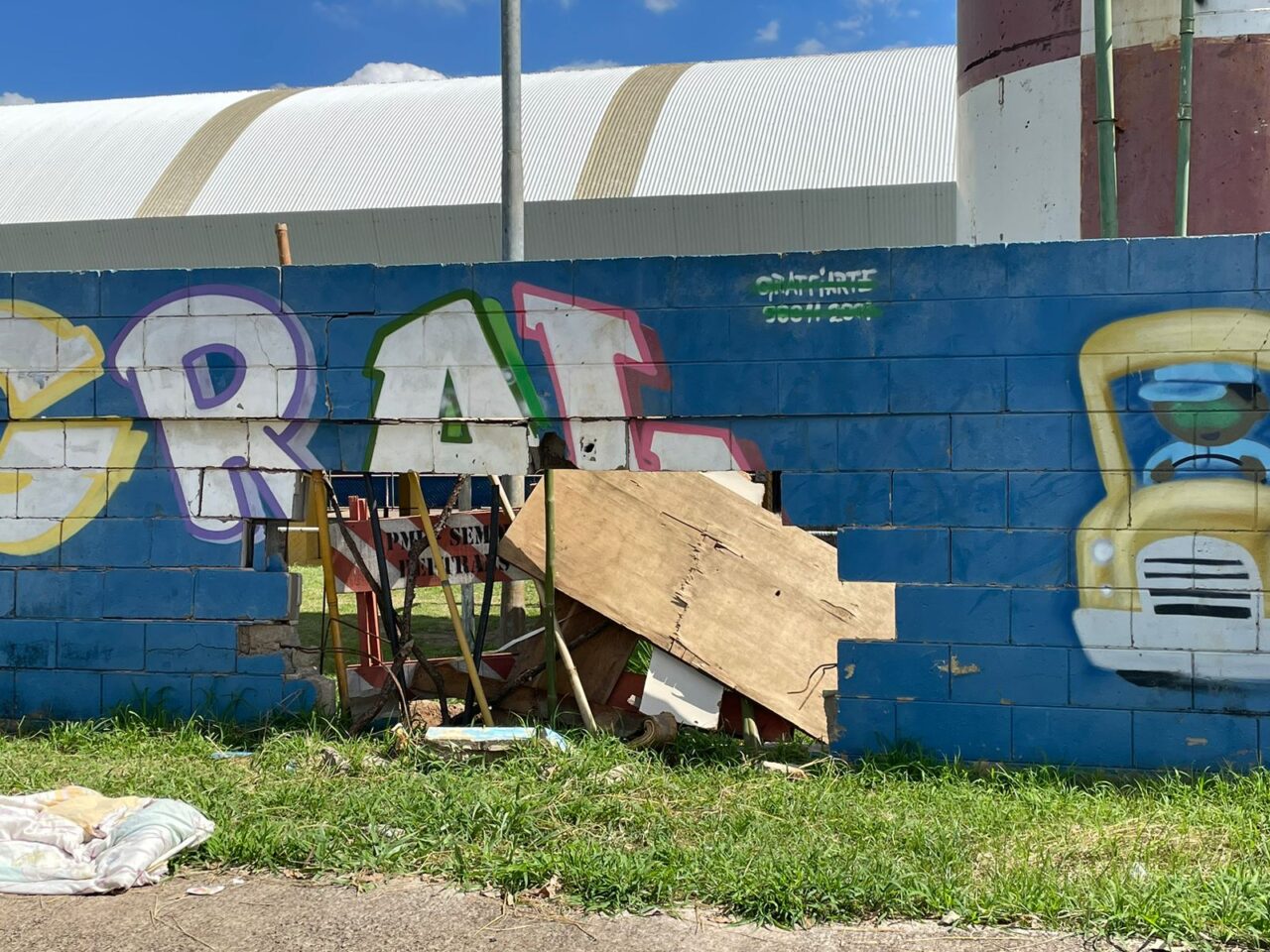 Buraco em muro de escola de Limeira preocupa pais
