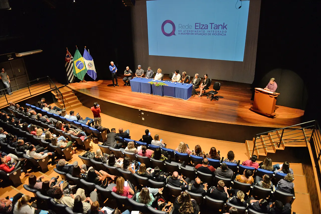 A secretária de Segurança Urbana da cidade de São Paulo, Elza Paulina de Souza, esteve em Limeira, na manhã desta quarta-feira (26), a convite da vice-prefeita Erika Tank, para ministrar a palestra intitulada: “Segurança Pública no atendimento em rede de proteção à mulher”.