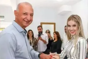 Prefeito de 65 anos se casa com adolescente de 16 e nomeia sogra como secretária