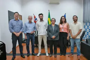 Para Marco Antônio Fuzato, gerente executivo Industrial da Suzano, os cursos profissionalizantes que serão oferecidos pelo município vão oferecer às famílias em situação de vulnerabilidade social novas oportunidades de trabalho. “A Suzano acredita que só é bom para nós se for bom para o mundo e apoiar essa ação de qualificação profissional reforça nossa missão de contribuir com o desenvolvimento da comunidade, possibilitando a geração de emprego e renda na região. Além disso, a parceria está em sintonia com o nosso compromisso de tirar 200 mil pessoas da linha da pobreza, até 2030, nas nossas áreas de atuação,” explica o gerente.