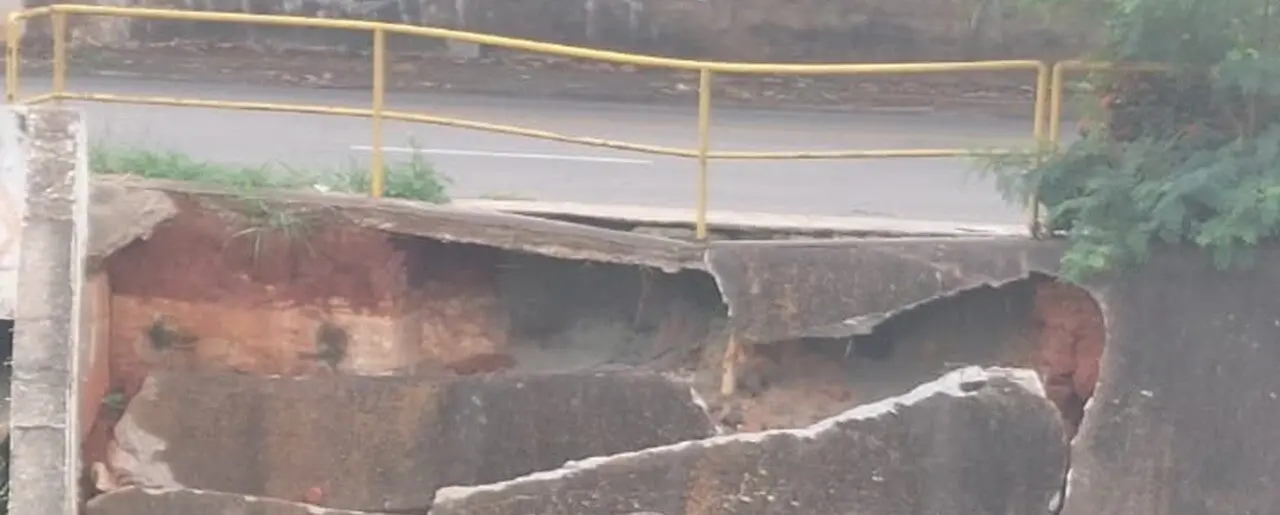 Rachadura interdita trecho da Marginal Tatu, em Limeira