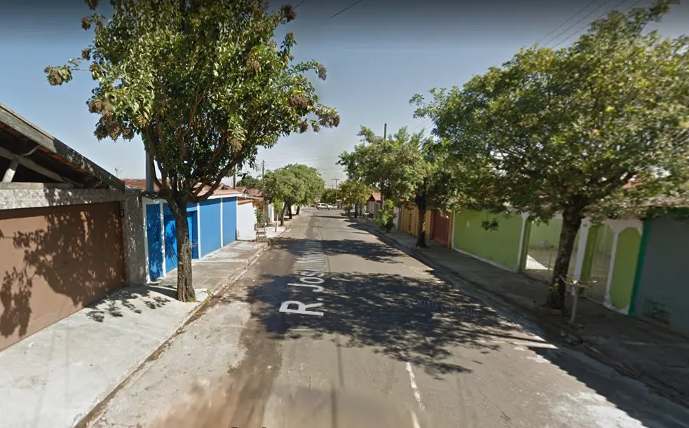 Bandido armado rouba caminhonete