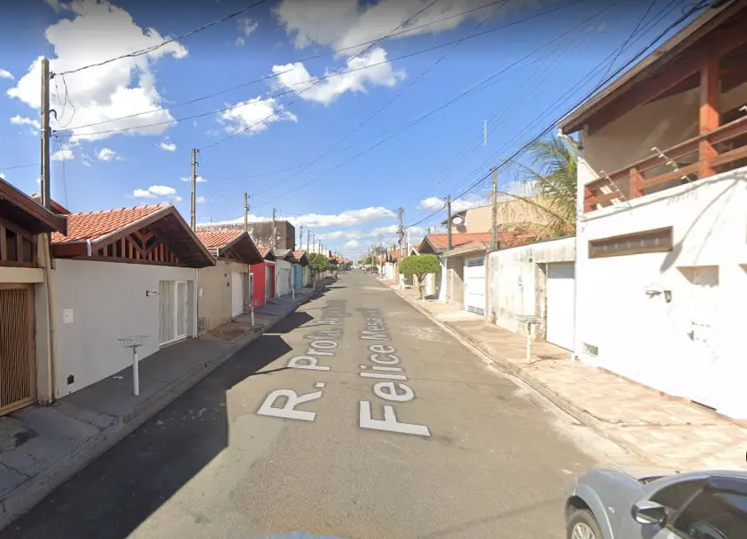 Bandidos armados roubam moto