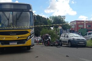 VEJA! Câmera de segurança flagra momento em que moto bate em ônibus no Graminha, em Limeira