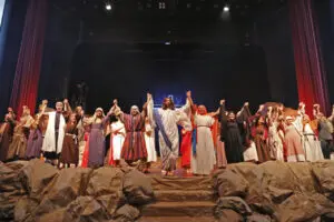 Em 2023, o espetáculo faz uma homenagem à cantora Vera Schneider, que morreu em 2020, e que por anos interpretou o papel de Verônica, colaborando com seu canto lírico na cena da descida de Cristo da cruz e seu enterro no Santo Sepulcro.