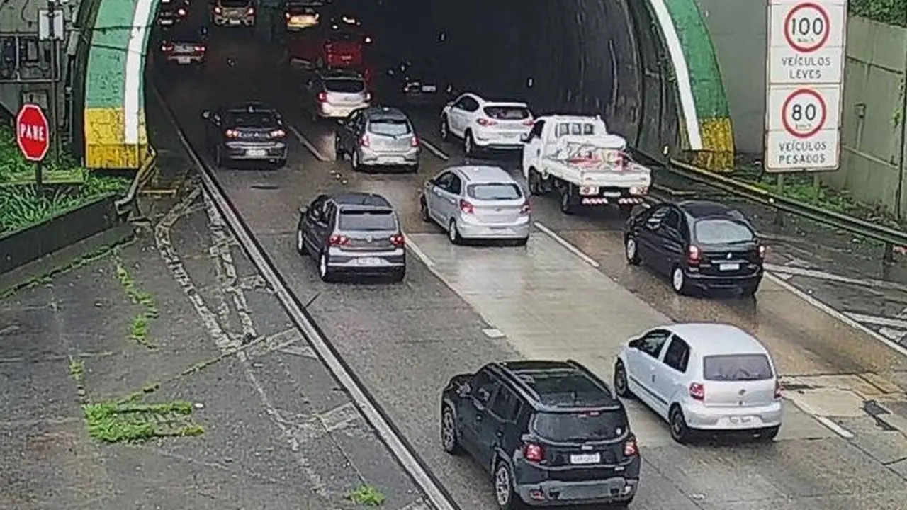 lentidão trânsito litoral paulista norte são paulo sp feriado praia viagem carro pista rodovia