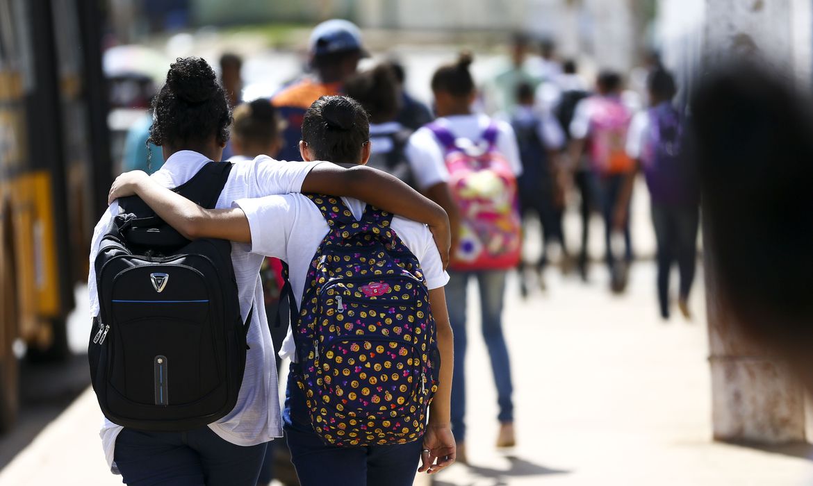 As iniciativas são tomadas após uma sequência de episódios de violência em escolas no país. O governo vê nas redes sociais um terreno fértil para a proliferação dos ataques e quer obrigar as empresas a moderarem o conteúdo publicado por usuários.