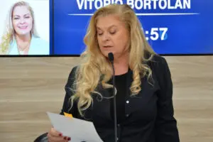 A Câmara Municipal de Limeira aprovou, na sessão ordinária desta segunda-feira, 17 de abril, a criação do programa de proteção que disponibiliza o Dispositivo de Alerta de Segurança (DAS) nas escolas municipais, por meio do Substitutivo Nº 21 ao Projeto de Lei Nº 55/2019, de autoria da vereadora Lu Bogo (PL). O objetivo é impedir ações de violência nas escolas.