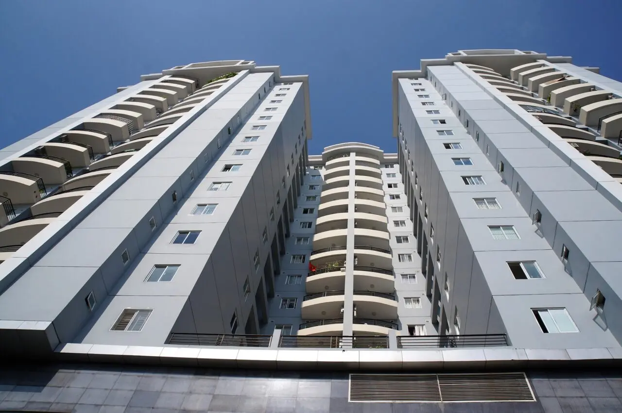 Fica vedada a implantação de centrais terceirizadas de monitoramento de acesso à distância através de gerenciamento remoto ou portarias virtuais nos edifícios, condomínios e loteamentos fechados existentes no Município de Limeira. Os que já possuam as centrais terceirizadas de monitoramento deverão adequar-se à lei dentro do prazo de 90 dias.