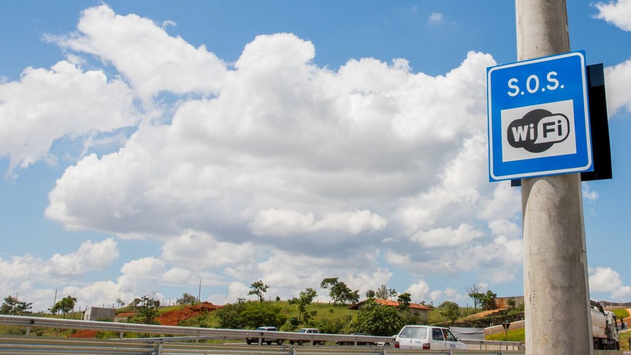 A Artesp e as concessionárias das rodovias paulistas implantaram mais de 3 mil pontos de conexão sem fio para melhorar a comunicação entre motoristas e operadoras. O investimento na utilização de redes de Wi-Fi visa aumentar a segurança nas estradas e agilizar o atendimento às ocorrências.