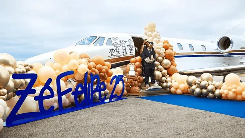 Virginia Fonseca, 24, e Zé Felipe, 25, chamaram um padre para abençoar o avião particular da família -que foi presente da influenciadora digital para o marido em seu último aniversário.
