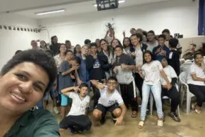 Nesta semana, duas escolas receberam colaboradores do Grupo Educadora e Estereosom, para um bate papo descontraído sobre a rotina de um locutor de rádio e de um jornalista