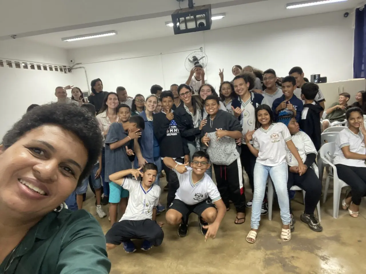 Nesta semana, duas escolas receberam colaboradores do Grupo Educadora e Estereosom, para um bate papo descontraído sobre a rotina de um locutor de rádio e de um jornalista
