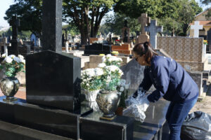 Após Dia das Mães, cemitérios são vistoriados por agentes de zoonoses