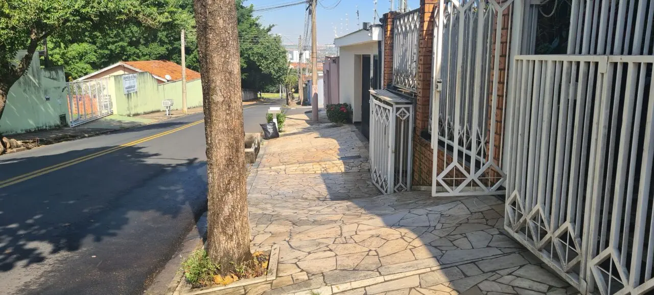 concessionária limpa calçada