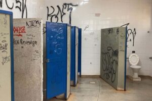 Banheiros de espaços públicos de Limeira estão vandalizados e sujos