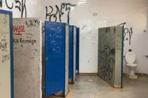 Banheiros de espaços públicos de Limeira estão vandalizados e sujos
