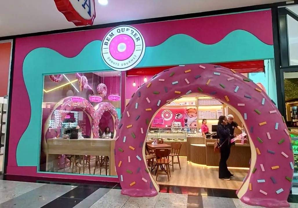 O Pátio Limeira Shopping vive um momento positivo de crescimento, com a chegada de importantes marcas ao seu mix, potencializando sua força no mercado varejista e se consolidando como o mais completo centro de compras de Limeira e região. Agora, o empreendimento celebra a inauguração de duas grandes novidades do ramo gastronômico: a Bem Querer Donuts e a Milky Moo Milkshakes.