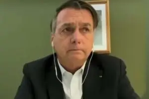 Bolsonaro chora ao falar sobre cartão de vacinação de Michelle
